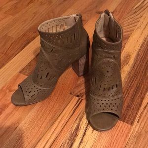 Restricted brand shoe